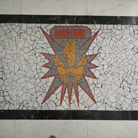Hotel Mustang Vasqarr Екстериор снимка