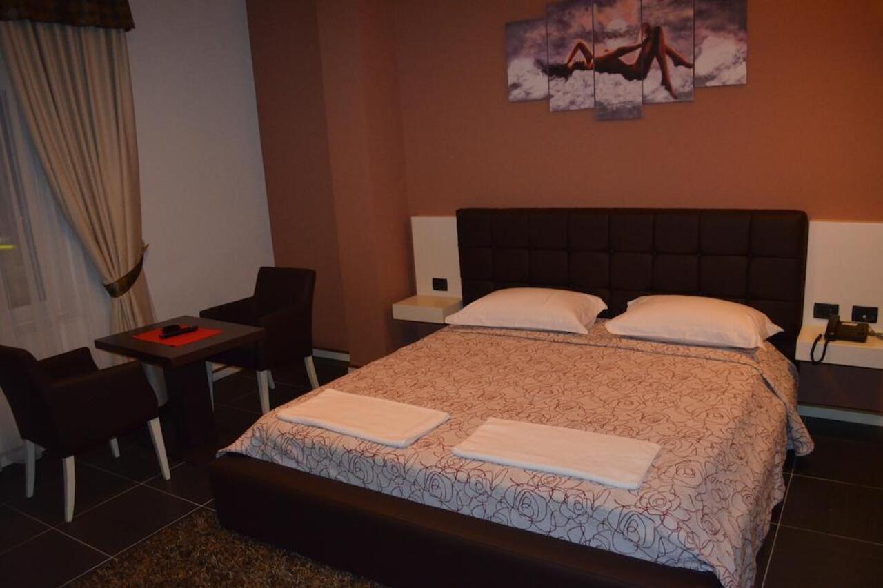 Hotel Mustang Vasqarr Екстериор снимка