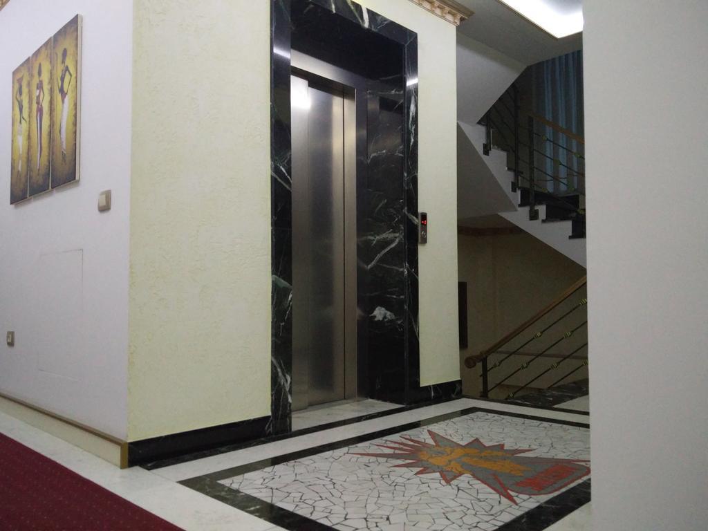 Hotel Mustang Vasqarr Екстериор снимка