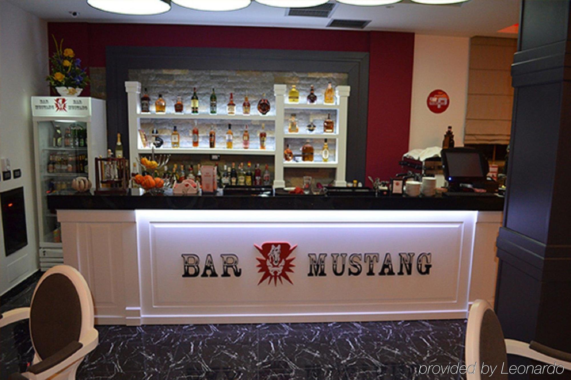 Hotel Mustang Vasqarr Екстериор снимка