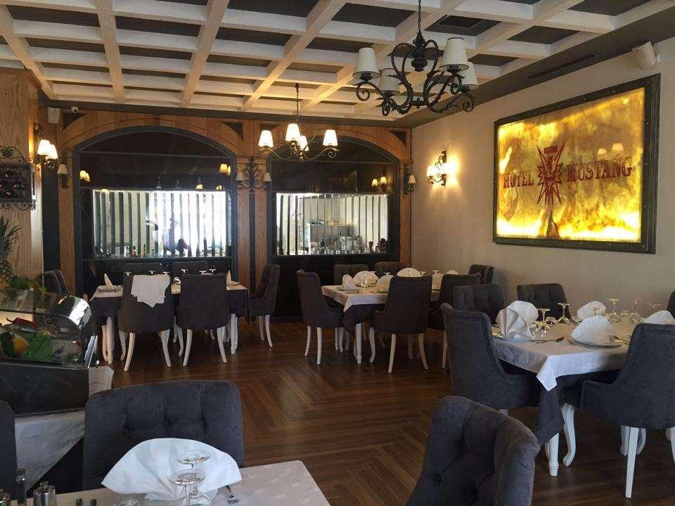 Hotel Mustang Vasqarr Ресторант снимка