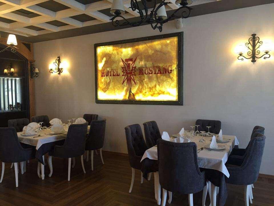 Hotel Mustang Vasqarr Ресторант снимка